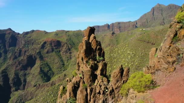 在Teno国家公园Masca村 高火山绿山形成了一个巨大的峡谷 远足区旅游胜地 空中电影飞行 Tenerife加那利群岛西班牙欧洲准备金 — 图库视频影像