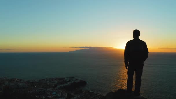 Silhouette Hiker Man Standing Mountain Top Sunset Boy Looking Deep — Stockvideo
