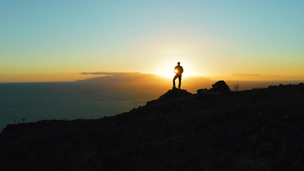 Silhouette Hiker Man Standing Mountain Top Sunset Boy Looking Deep — Vídeos de Stock