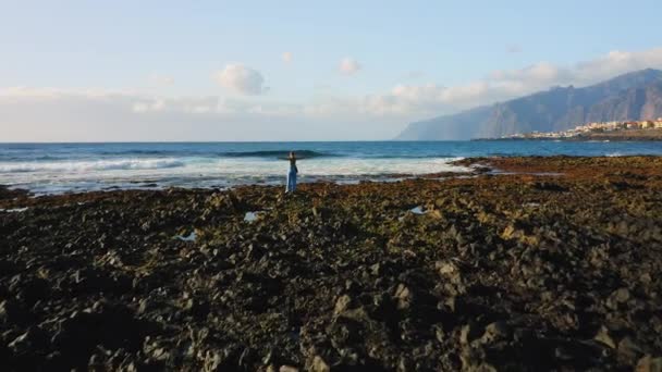 Дівчинка Мандрівник Піднімає Руки Скелястий Пляж Широкими Пінистими Хвилями Величезними — стокове відео
