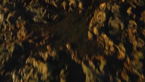 有名な海の波とロッキー険しい火山ビーチ リゾートタウンロス ギガンテスの海岸線 日没時の劇的な映画空中飛行 街の風景 テネリフェ島カナリア諸島スペインヨーロッパ — ストック動画