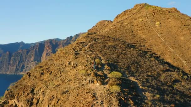 Aerial Man Silhouette Climbing Mountain Amazing Sunset Backpacker Explores Volcanic — Vídeos de Stock