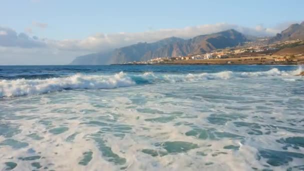 靠近海洋的无人机沿着地平线飞行 从空中俯瞰泡沫和湍急的海水 Tenerife加那利群岛的火山黑色岩石海滩西班牙欧洲 — 图库视频影像