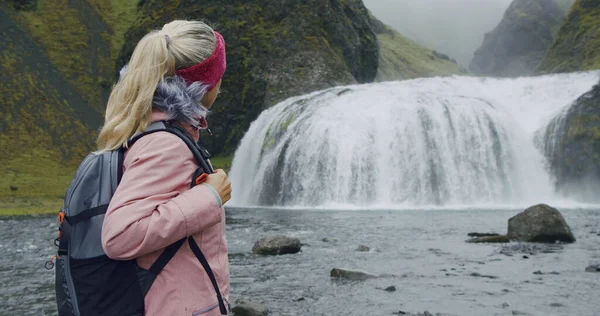 Islândia Mulher Com Mochila Desfrutando Cachoeira Stjornarfoss Perto Kirkjubaejarklaustur — Fotografia de Stock