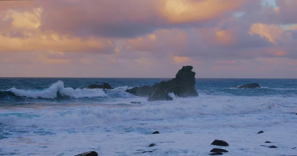 Enorme Turbulente Meereswellen Die Bei Sonnenuntergang Zwischen Riesigen Felsformationen Krachen — Stockfoto