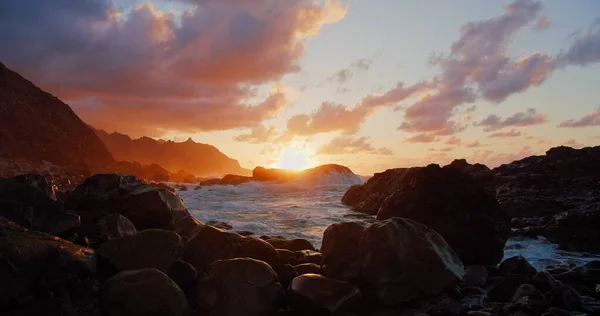 Sonnenuntergang Über Dem Ozean Orangefarbene Wolken Und Silhouette Von Felsformationen — Stockfoto