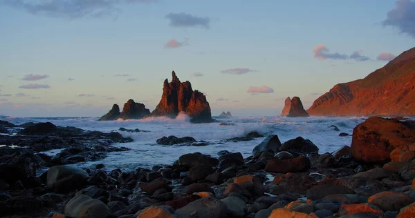 Φωτεινό Ηλιοβασίλεμα Στη Θάλασσα Κύματα Πέφτουν Πάνω Στο Βράχο Φωτισμένα — Φωτογραφία Αρχείου