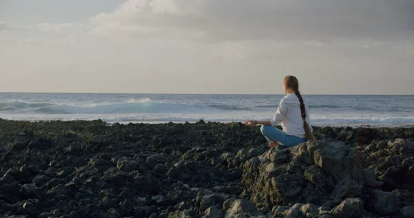 Jung Woman Meditating Puerto Santiago Tenerife — Stock Photo, Image