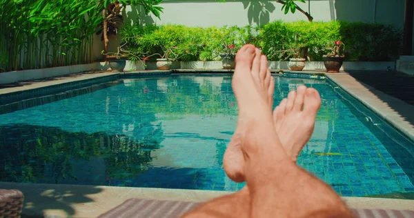 Yüzme Havuzunun Arka Planında Insan Ayakları Tatilde Rahatlamak Koyu Renk — Stok fotoğraf