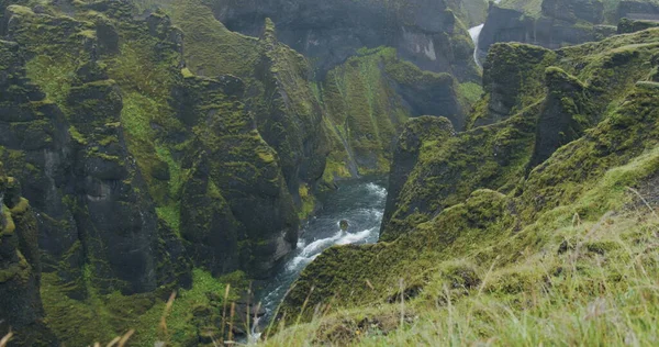 Fjadrargljufur Cañón Bizarro Escarpado Acantilado Formaciones Rocosas Sinuoso Río Montaña — Foto de Stock