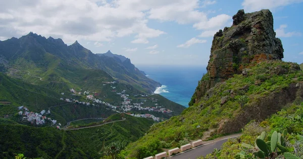 Berglandschap Strand Stad Het Noorden Van Tenerife Zonnige Dag Spectaculair — Stockfoto