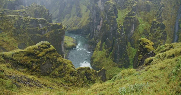 Каньон Фьядлуфур Странные Крутые Скальные Образования Ветреная Река Исландии Европа — стоковое фото