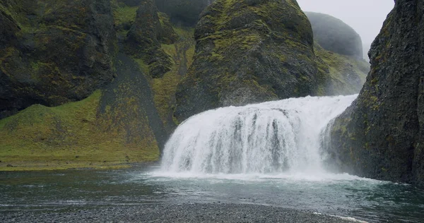Schöner Wasserfluss Des Stjornarfoss Wasserfalls Bei Kirkjubaejarklaustur Der Isländischen Südküste — Stockfoto
