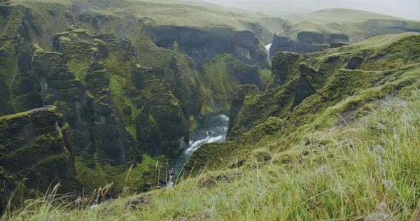 Fjadrargljuf 비자르 Bizarre 가파른 절벽의 지대와 아이슬란드 계곡의 구불구불 — 스톡 사진