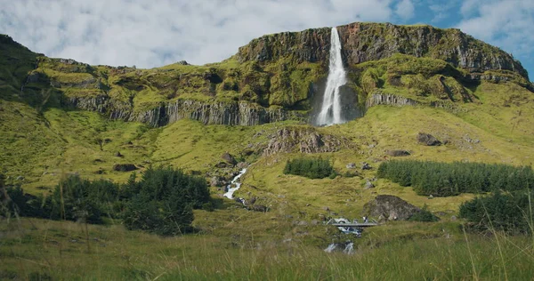 Величественный Живописный Туристический Аттракцион Bjarnarfoss Водопад Высокими Крутыми Зелеными Скалами — стоковое фото