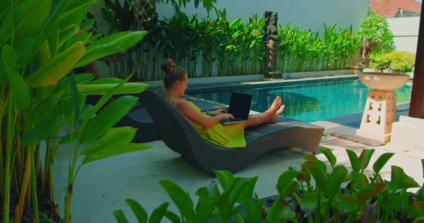 Woman Freelancer Typing Laptop Communicates Internet Swimming Pool Outdoor Side —  Fotos de Stock
