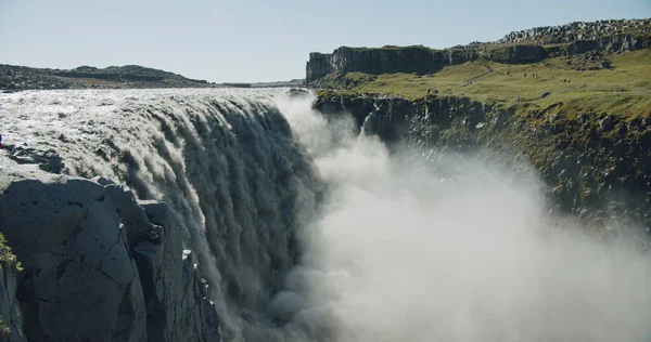 冰岛美丽而强大的水落石出欧洲最强大的瀑布 — 图库照片