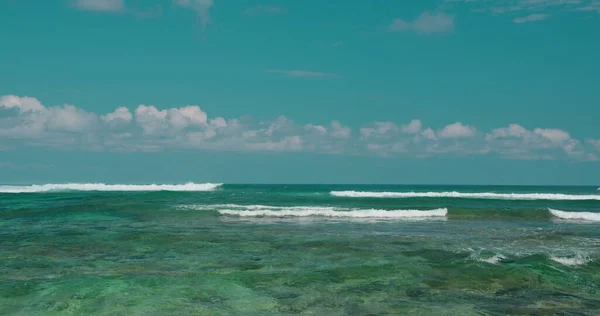 Mar Azul Océano Cielo Azul Nublado Horizonte Tan Lejos Como —  Fotos de Stock