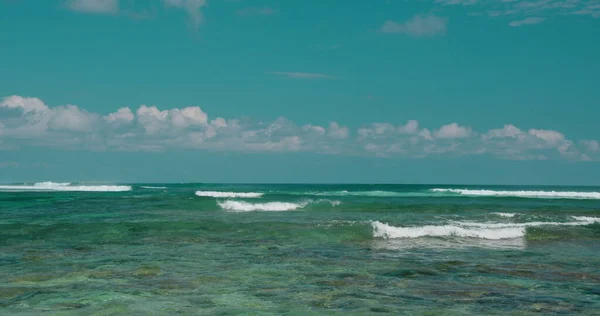 広いターコイズブルーの波と晴れた夏の日に青い曇りの空と無限の海の地平線 Azure純粋な海 熱帯緑のボウルビーチ泡の水で どこでも旅行リラックスのコンセプトに移動します 静的な眺め — ストック写真
