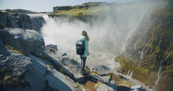 Detifoss Mujer Pie Frente Cascada Más Hermosa Poderosa Islandia Imagen de stock