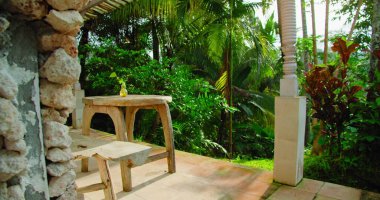 Tahta masa ve park alanında sandalyeler. Güneşli bir günde güzel bir teras. Yağmur ormanları. Yeşil yemyeşil orman. Huzurlu bir geçmişi var. Rahatla meditasyon sakin ol konsepti.