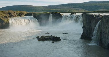 Gün batımı sahnesinde güzel Godafoss Şelalesi, İzlanda.