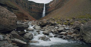Hengifoss Şelalesi ve dağ nehri, Doğu İzlanda.