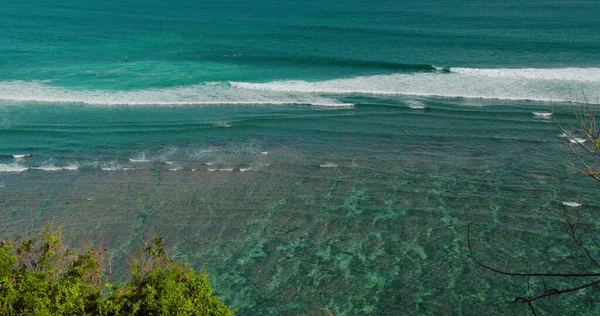 蔚蓝的大海和蔚蓝的云天地平线尽收眼底 热带绿碗海滩 有发泡的海浪 随处旅行的概念 — 图库照片