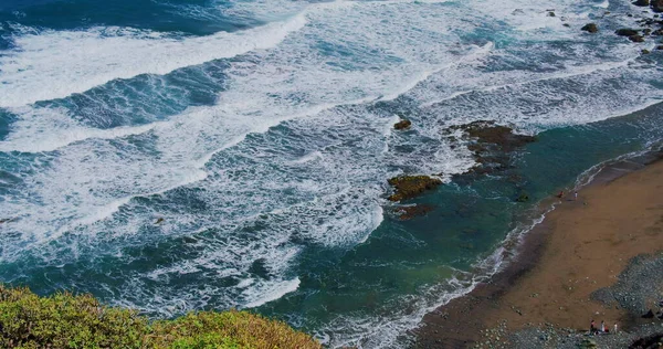 Черный Песок Вулканический Скалистый Пляж Огромными Волнами Тенерифе Кинематографическая Накидка — стоковое фото
