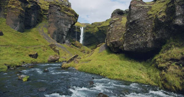 Izland Gyönyörű Távoli Szakadék Kvernufoss Vízesés Színes Kültéri Hegyi Jelenet — Stock Fotó