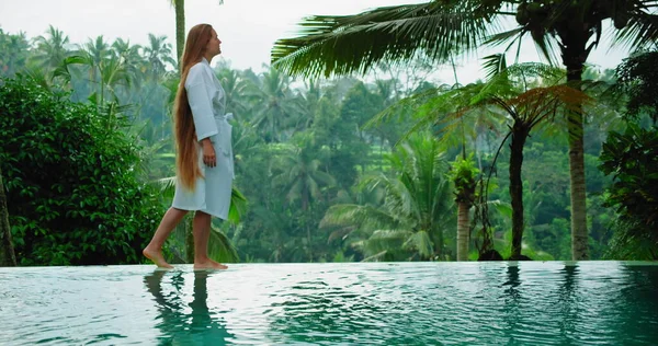 Osamělá Žena Kráčející Okraji Bazénu Tropickém Ráji Deštný Prales Pozadí Royalty Free Stock Obrázky