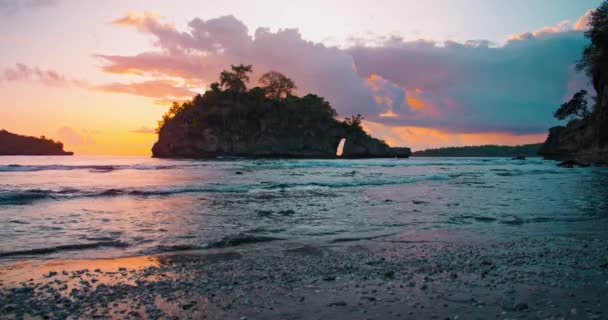 Eiland Silhouet Bij Zonsondergang Ondiep Rustig Oceaanwater Met Donkere Bewolkte — Stockvideo