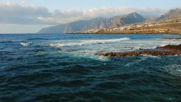 Blue Calm Ocean Waves Crash Rocky Coastline Tourist City Volcanic — Vídeos de Stock