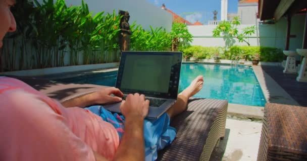 Adult Man Relaxing Deck Chair Pool Study Working Computer Software — Vídeos de Stock