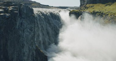 İzlanda Kayalıkları ve Avrupa 'daki en güçlü Dettifoss şelalesi.
