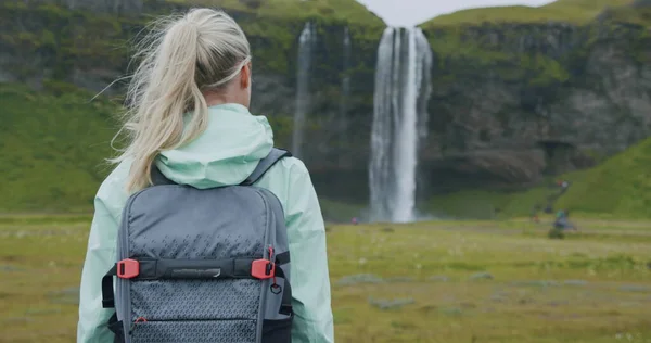 Island Venkovní Výlet Žena Batohem Blízkosti Seljalandsfoss Vodopád — Stock fotografie