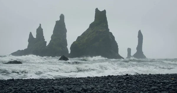 Скалы Волны Пляже Черным Песком Рейкьявике Исландия — стоковое фото