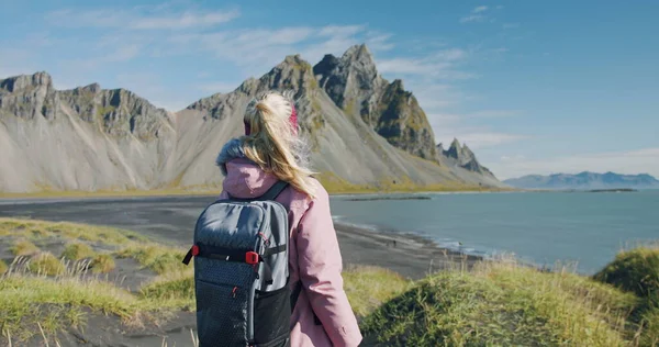 Morgonscen Kvinnliga Resenären Utforska Stokksnes Udde Med Vestrahorn Bakgrunden Solig — Stockfoto