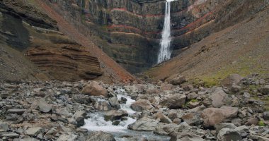 Hengifoss Şelalesi Doğu İzlanda 'da.