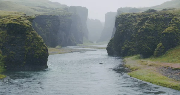欧洲冰岛谷地的Fjadrargljufur峡谷奇形怪状陡峭的悬崖岩层和蜿蜒的山河 — 图库照片