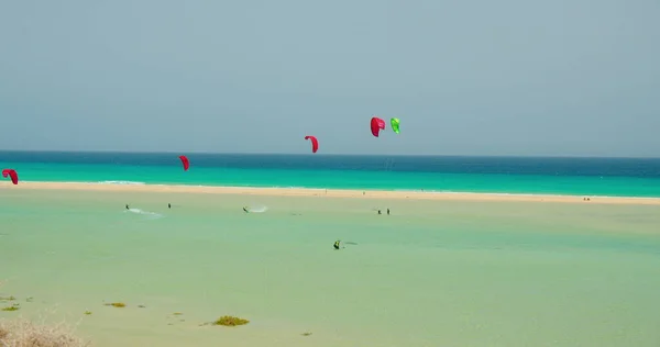 Free Kiters Ocean Waves Kitesurfing Shallow Blue Transparent Water Paradise — Fotografia de Stock