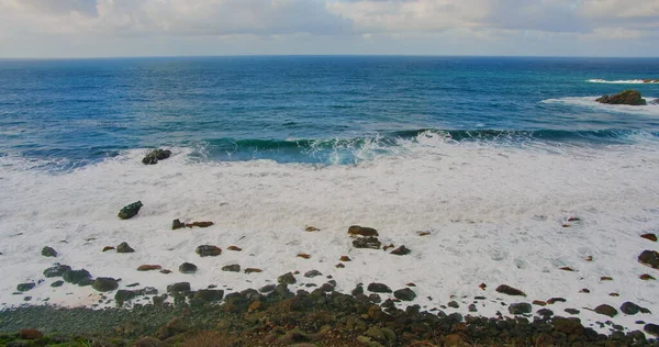 Colorful Sea Beach Waves Foaming Splashing Rocky Shoreline Ocean Waves — Foto de Stock