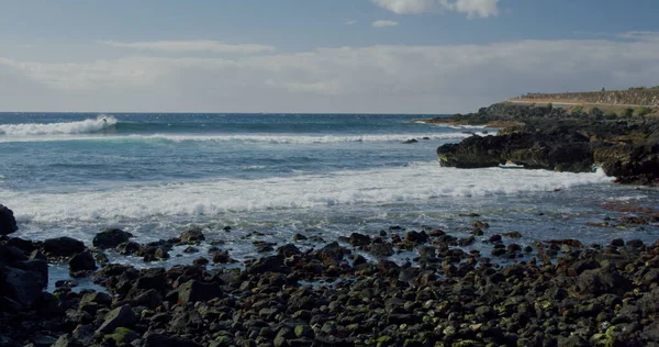 圣地亚哥港 特内里费 潘塔布兰卡或潘塔胡安妮塔 最好的地方冲浪或冷却放松 黑色岩石火山海滩 200 大西洋海岸 — 图库照片