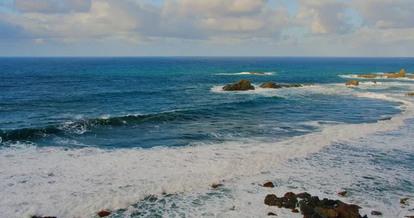Colorful Sea Beach Waves Foaming Splashing Rocky Shoreline Ocean Waves — Stok fotoğraf