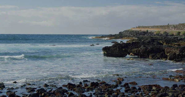 圣地亚哥港 特内里费 潘塔布兰卡或潘塔胡安妮塔 最好的地方冲浪或冷却放松 黑色岩石火山海滩 大西洋海岸 慢动作 — 图库照片