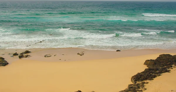 手付かずの島への夢の旅 美しい砂の黄金のビーチへの屋外冒険旅行 映画野生自然4K 透明な緑の海の波の遅い動き 晴れた夏の日に非接触自然 — ストック写真