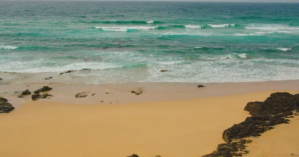 手付かずの島への夢の旅 美しい砂の黄金のビーチへの屋外冒険旅行 映画野生自然4K 透明な緑の海の波の遅い動き 晴れた夏の日に非接触自然 — ストック写真