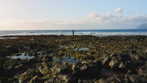 Lonely Girl Traveler Stands Rocky Beach Wide Foaming Ocean Waves — Αρχείο Βίντεο