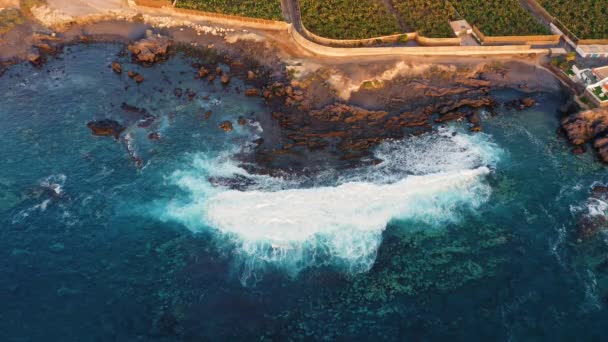 Powerful Waves Crash Shallow Water Atlantic Ocean Strong Currents Swirl — Αρχείο Βίντεο