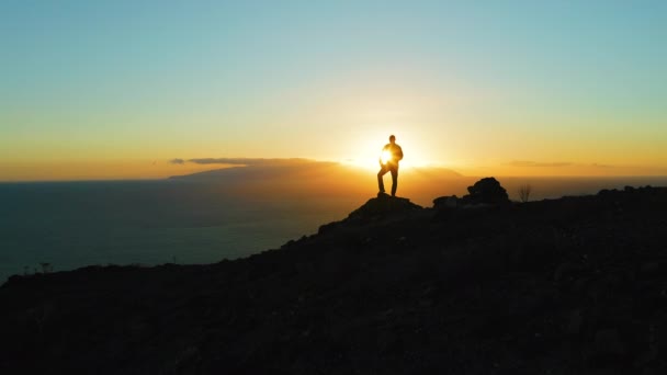 Hiking Man Mountains Watching Sunset Horizon Beautiful Ocean Landscape Male — Stockvideo